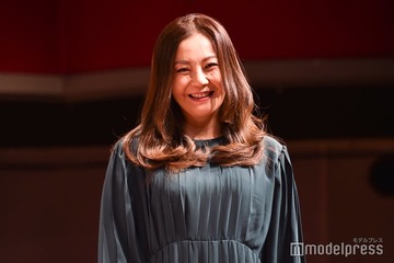 華原朋美、ミニスカでスラリ美脚披露「スタイル抜群」「変わらず美しい」と反響 画像