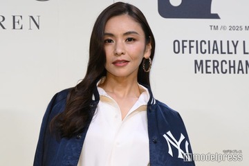 滝沢眞規子、美背中大胆見せボディースーツ姿披露「肩甲骨が綺麗」「美しくて憧れ」の声 画像