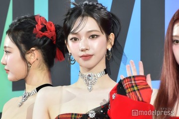 aespaカリナ、美腹筋大胆披露 チューブトップ衣装姿に「かっこよすぎる」「憧れ」の声 画像