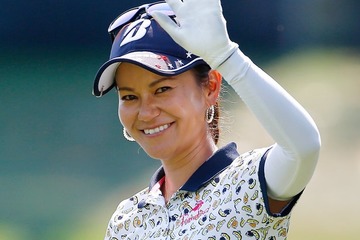 宮里藍、長女の写真公開 ミッキーとのハグショットに「大きくなってる」「ほっぺぷくぷくで可愛い」の声 画像