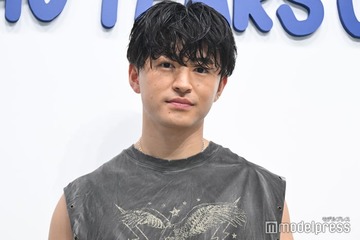 GENERATIONS佐野玲於「日本語喋れます」と笑い誘う 鍛え上げられた二の腕際立つ夏コーデ【GUESS JEANS】 画像