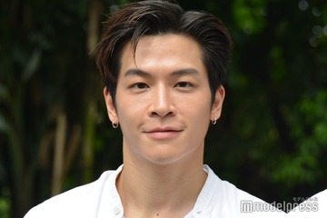 Snow Man向井康二＆マーチ、抜群スタイル際立つ密着2ショットにファン悶絶「色気すごい」「絵になる」 画像