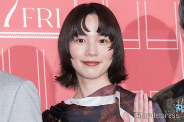 のん、ミニ丈で美脚披露「テレ東音楽祭」オフショットに絶賛の声続々 画像