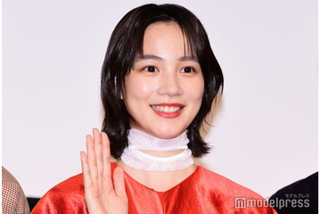 のん、赤髪で激変 鮮烈ビジュアルに「カッコイイ」「ますます虜に」と絶賛の声 画像