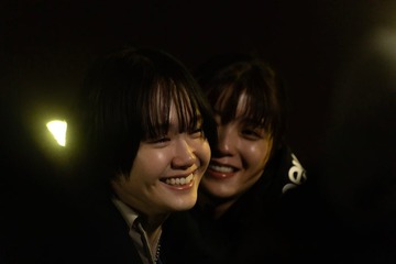 「コールミー・バイ・ノーネーム」工藤美桜＆尾碕真花独占コメント動画・オフショット到着 読者が選ぶ「2025年冬ドラマのベストキスシーン」1位に喜び 画像