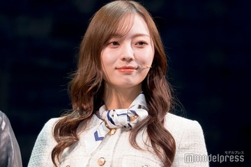 乃木坂46梅澤美波、丈短めトップスでへそ出し「色っぽい」「ビリケンさんが羨ましい」と反響 画像
