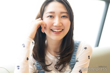 「バチェラー6」参加美女、圧巻の脚線美披露 膝上ミニ丈ワンピ姿に反響「脚長い」「なりたい」 画像