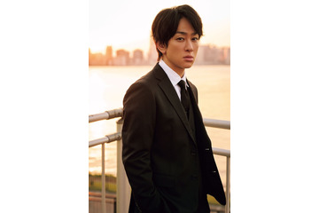 SUPER EIGHT横山裕、スーツ姿で“シゴデキ上司”熱演 ソロプロジェクト秘話・メンバーへの思い明かす 画像