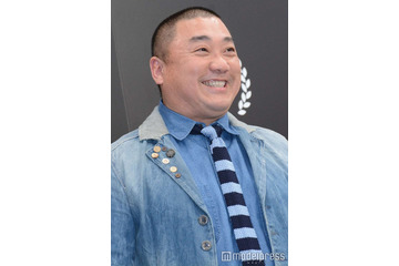 山本圭壱、自宅訪問してきた義母を顔出し公開 老眼鏡にツッコミ「ほぼほぼ同世代なので」 画像