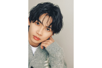 草川直弥、儚さ・ふわ甘な色気…収録カット2種解禁 ワンエン＆EBiDANメンバーのメッセージも【直弥いる。】 画像