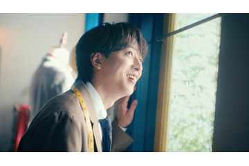 timelesz寺西拓人、初の単独CM出演 スーツ姿で満面の笑み見せる 画像