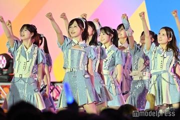 AKB48、爽やかブルー衣装で登場 夏ソング響かせる【TIF2025】 画像