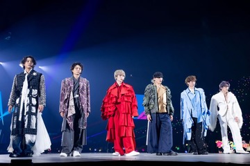 キスマイ、デビュー14周年ライブに人気芸人サプライズ登場 新曲発表・ファッションショー・「ニカゲーム」…魅力凝縮のステージ展開【MAGFACT】 画像
