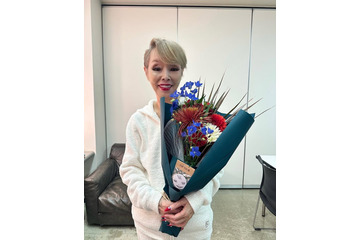 研ナオコ、娘を顔出し＆“顔写真付き”ケーキで誕生日祝福 夫との3ショットに「そっくり」「愛溢れてる」と反響 画像