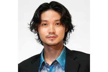 磯村勇斗、夜空を見上げる『ぼくほし』SHOTにファンうっとり「素敵なお写真」「ああ、かっこいい」 画像
