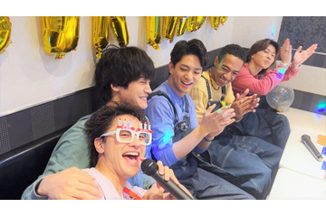 Aぇ! group、番組1周年記念しカラオケで熱唱・末澤誠也に誕生日サプライズ 5人での“石垣島旅”も【あっちこっちAぇ!】 画像