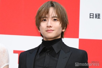 板垣李光人、“海外MV初出演で話題”韓国グループのライブ観覧していた メンバーとの密着ショット公開に反響 画像