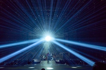 MAZZEL・RAN、誕生日迎えSKY-HIサプライズ祝福 舞台上で誕プレ手渡し＆即着用「RANとMAZZELなら世界を変えられる」【Royal Straight Flush】 画像