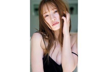 中田花奈、美谷間チラリのキャミソールSHOTにドキッ！オトナの女性の艶っぽさが全開 画像