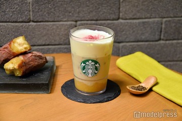スタバ新作“焼き芋ムースティーラテ”試飲レポ むっちり泡＆ごろっと芋のソースがご褒美感演出 画像