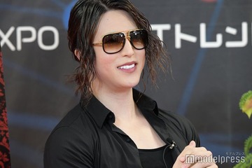 ROLAND、推しの腰に手を添えた“推し活”写真に反響「同担なの光栄」「お2人ともカリスマックス」 画像