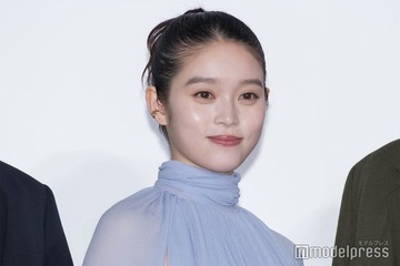 高石あかり、ミニスカから色白美脚披露「綺麗」「着こなしかっこいい」 画像