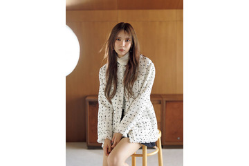 “yousti”としてソロデビューした小林由依、ほっそり美脚チラリの秋コーデ披露！等身大の魅力に迫る 画像