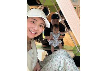 山本圭壱、妻・西野未姫＆娘とパシャリ！キッズパーク満喫SHOTに反響「楽しそうな家族」「素敵なパパさん」 画像