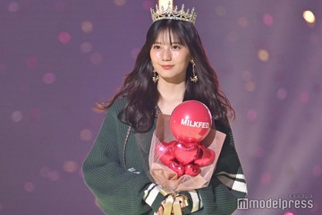 日向坂46小坂菜緒、深緑プレッピーコーデで秋先取り【TGC2025A/W】 画像