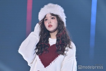藤田ニコル、ハートニット×ビッグファー帽子で存在感 甘めスタイリングで魅了【TGC2025A/W】 画像