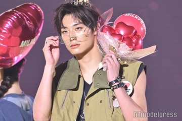 超特急アロハ、リムレスメガネで色気放出 不意打ち笑顔に歓声上がる【TGC2025A/W】 画像