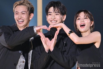 高橋文哉、綱啓永＆岡崎紗絵とシックなブラックコーデで降臨 顔寄せ合いハートポーズも【TGC2025A/W】 画像