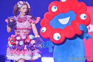 ミャクミャク「TGC」最多出演キャラも最後に初めて口開く しなこと激しいダンスコラボ 【TGC2025A/W】 画像