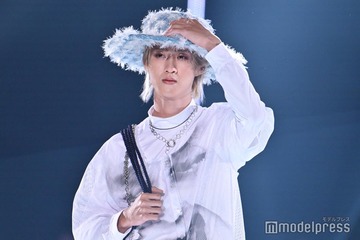 M!LK曽野舜太、もこもこ個性的ハットを見事な着こなし スタイル際立つユニークコーデ【TGC2025A/W】 画像