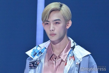 NOA、金髪姿に歓声上がる ピンク×ブルーコーデで登場【TGC2025A/W】 画像