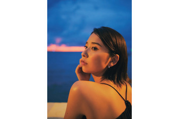 ももクロ玉井詩織、初写真集「たまゆら／しおどき」2作ともに重版決定 美背中輝く横顔・寝起きカットも解禁 画像
