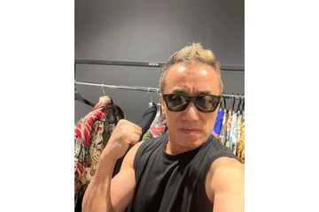 長渕剛、孫と戯れる顔出し家族写真に反響「世界一ロックなグランパ」「最高のFamily」長男WATARUが公開 画像