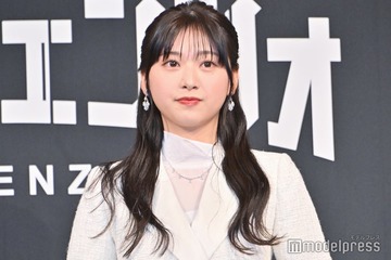 元日向坂46富田鈴花「父と母とイタリアへ」満喫ショット公開 デコルテ透けるノースリ私服に「金髪に黒似合う」「素敵な家族」 画像