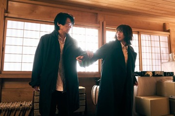 “人生どん底女”のん×“元棋士のヒモ男”藤木直人、復讐の共犯者となる2人の場面写真初解禁 人物相関図も公開【MISS KING / ミス・キング】 画像