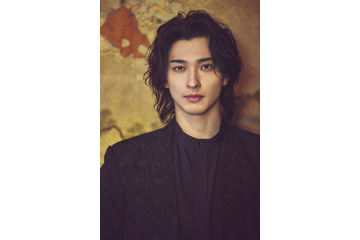 横浜流星、2026年カレンダー決定 心血注いだ作品「国宝」「べらぼう」ゆかりの地で撮影 画像