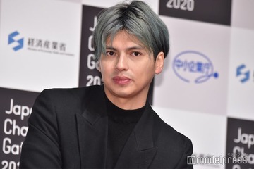 アレクサンダー「爆毛赤ちゃん」生後2ヶ月次女の写真公開「吸い込まれそうなお目目」「見る度に可愛さが増してる」の声 画像