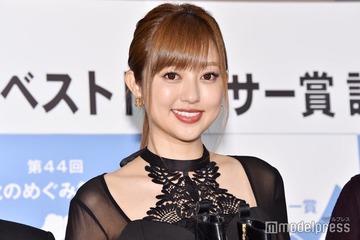菊地亜美、生後半年の次女の姿公開「髪の毛切ったの？と言われるくらい面白い髪型に」 画像