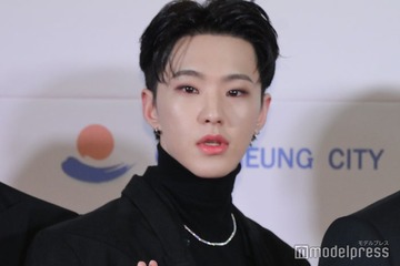 SEVENTEENホシ、入隊日に坊主へのカットの様子公開「行ってきます」 画像