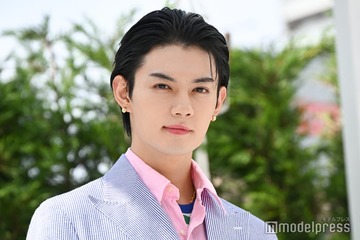 M!LK佐野勇斗、縦眉ショットが「表情筋が豊か」「もっくんと対決してほしい」と話題 人気芸人「面識ないですが」自撮りで対決も 画像