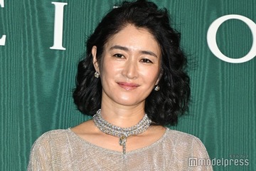 小雪、ウェービーヘアで雰囲気ガラリ ゴールドドレスで上品な魅力【ブルガリ展覧会フォトコール第一夜】 画像