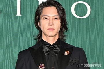 山下智久、ネイビースーツで圧巻スタイル披露「演劇と音楽の活動をさせていただいたので」今後の展望語る【ブルガリ展覧会フォトコール第一夜】 画像