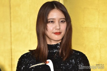 山崎紘菜、野球ユニ×ミニスカで美脚スラリ「圧巻のスタイル」「似合う」と反響 画像