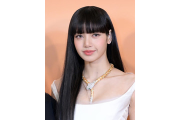 BLACKPINKリサ、堂々美脚披露の全身ショットに反響「何頭身？」「驚異のスタイル」 画像