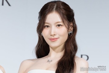 TWICEサナ、美デコルテ＆美脚輝くミニ丈ドレスで登場 ハマっている“食べ物”も告白 画像