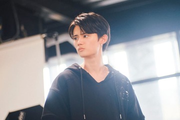 藤原大祐、“タイで活躍する人気モデル役”で自然体な魅力放つ「（LOVE SONG）」場面写真解禁 画像